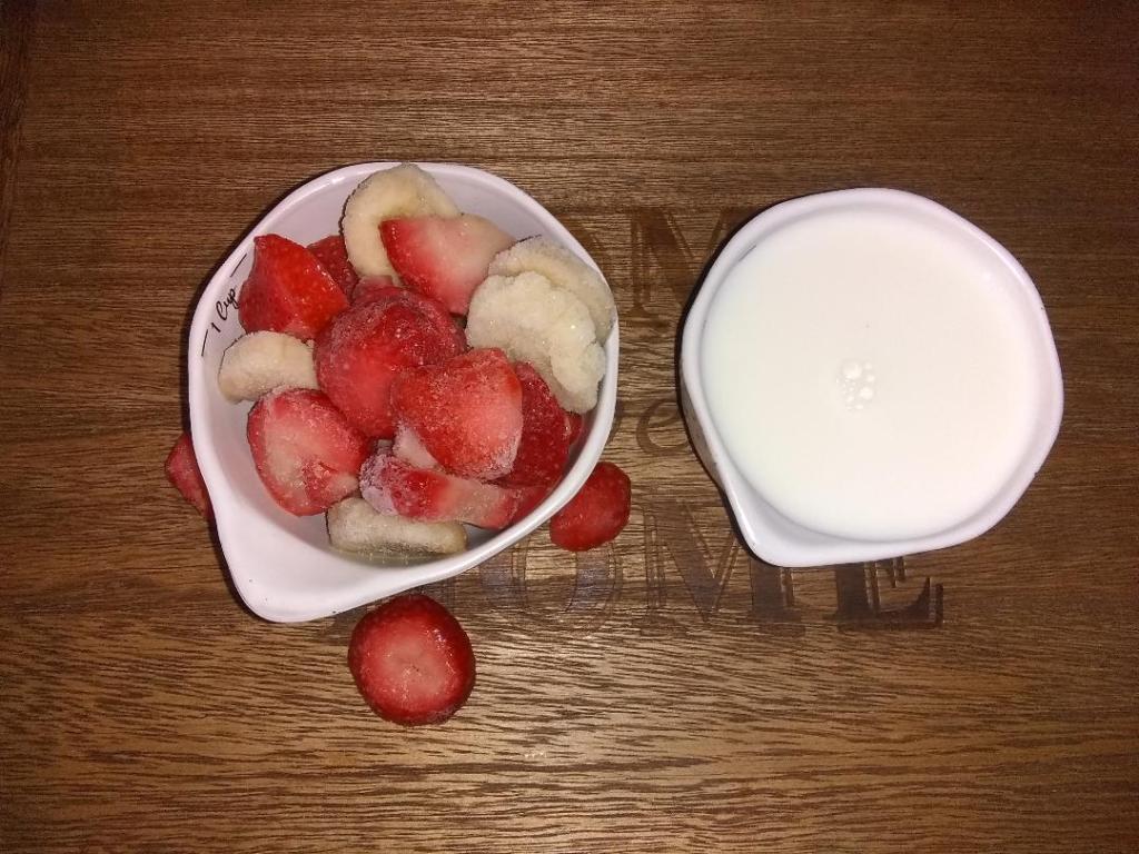 Strawberry banana smoothie ingredients