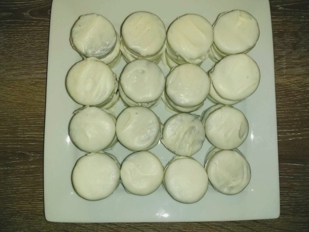 White Chocolate Dipped&nbsp;Oreos