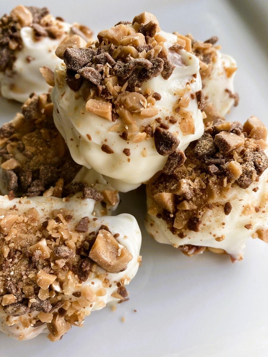 white chocolate peanut clusters