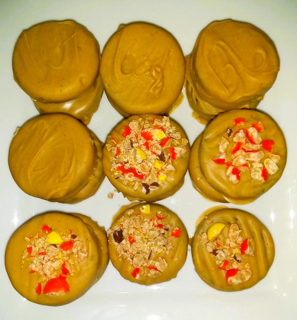 Peanut Butter Oreos With Reese’s&nbsp;Pieces