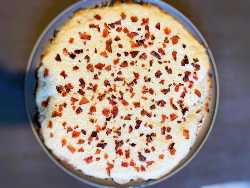 bacon alfredo pizza