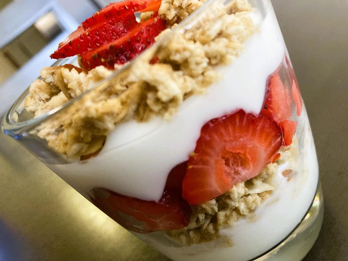 strawberry yogurt parfait